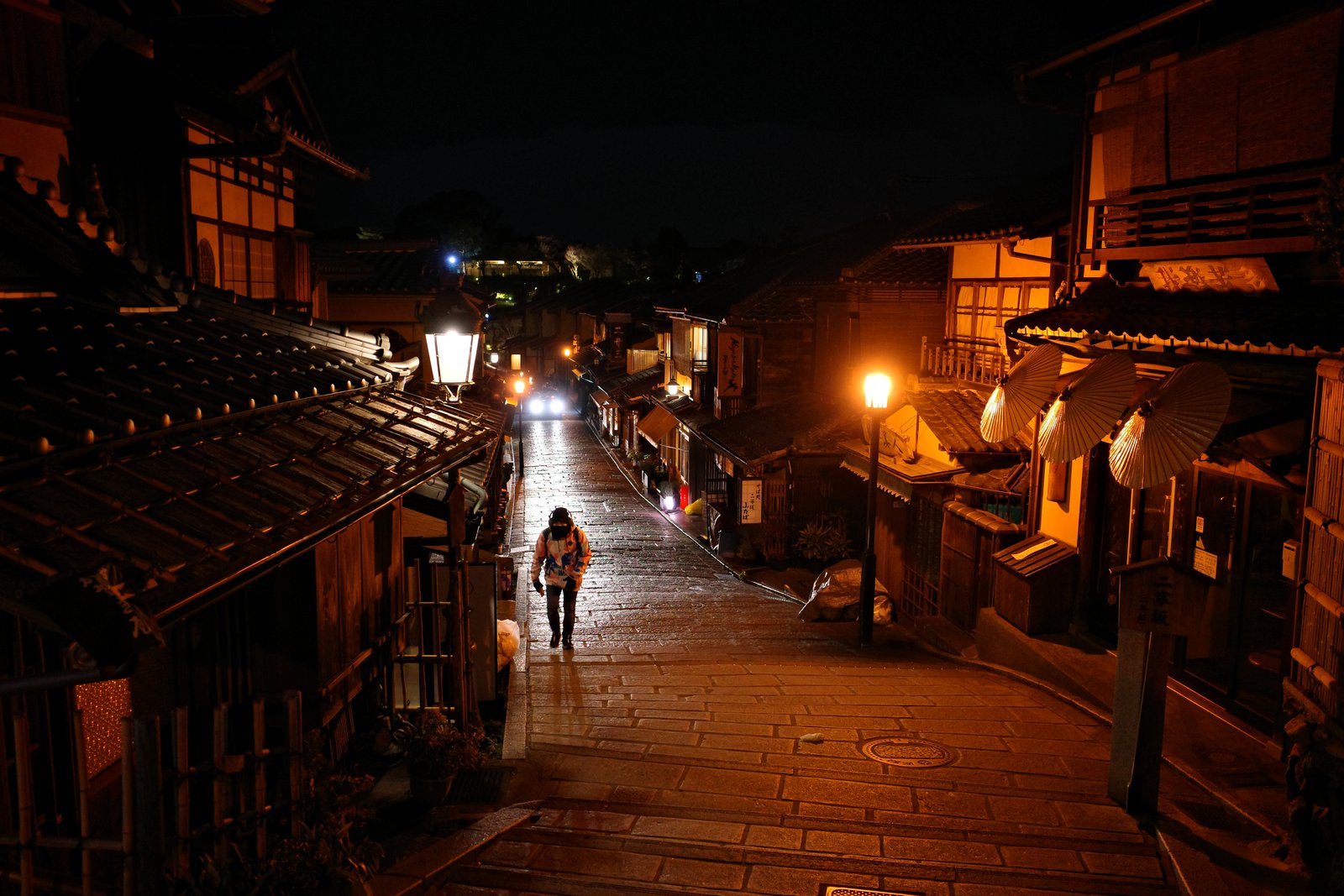 sloped stone street in kyoto higashiyama at night
